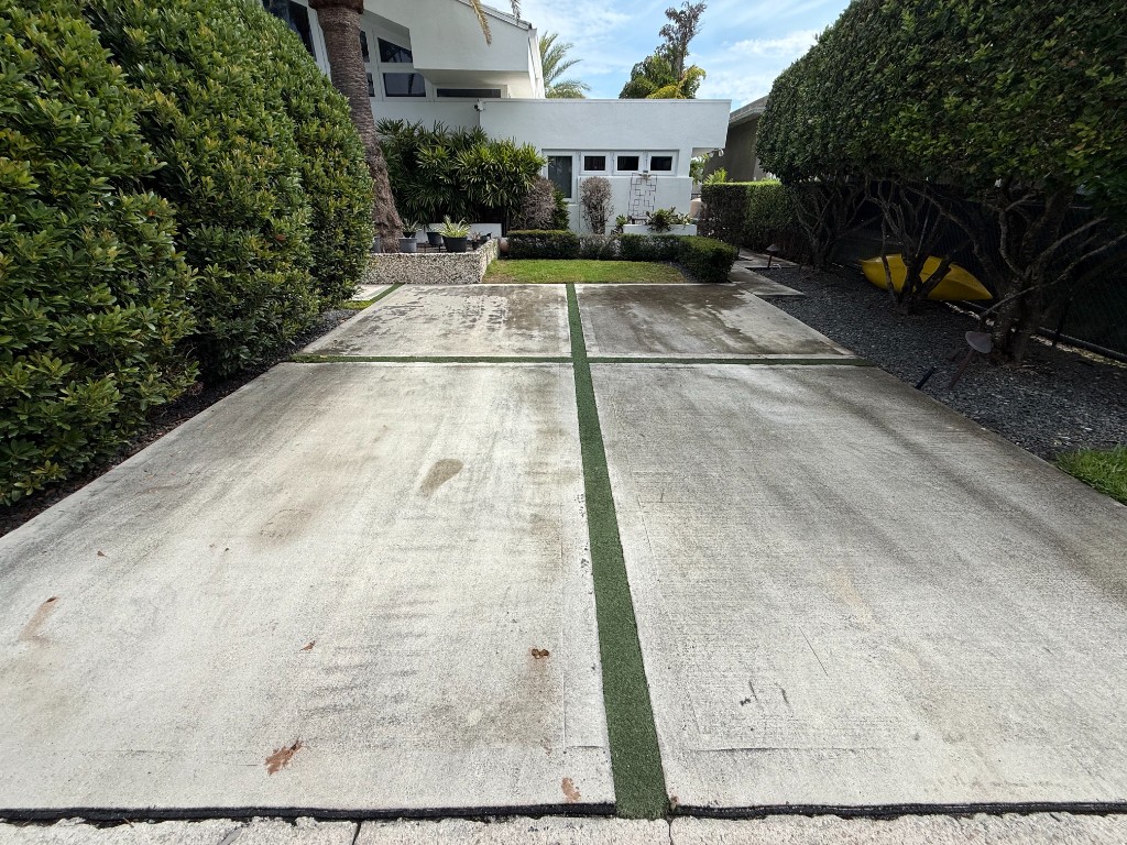 Fort Lauderdale driveway before pressure washing